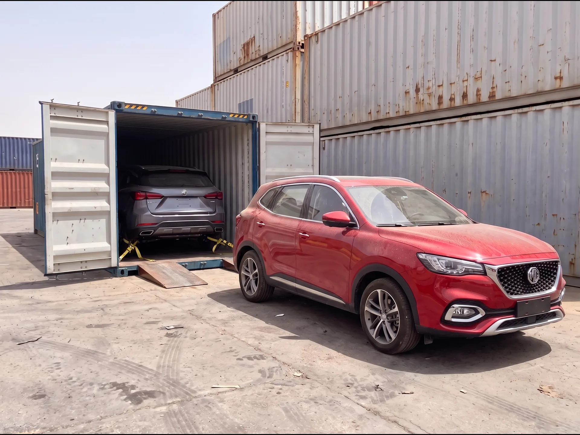 SUV sorti de son conteneur au port, en Algérie.