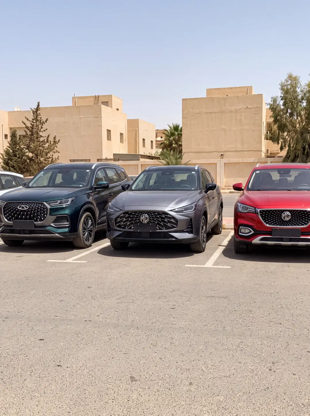 Trois SUV chinois alignes sur un parking en Algerie, sous le soleil de midi.